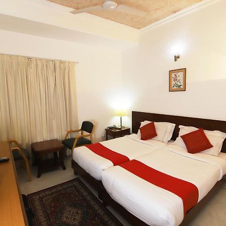 Hotel Palm Greens New Delhi Exteriör bild