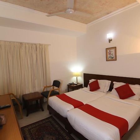 Hotel Palm Greens New Delhi Exteriör bild