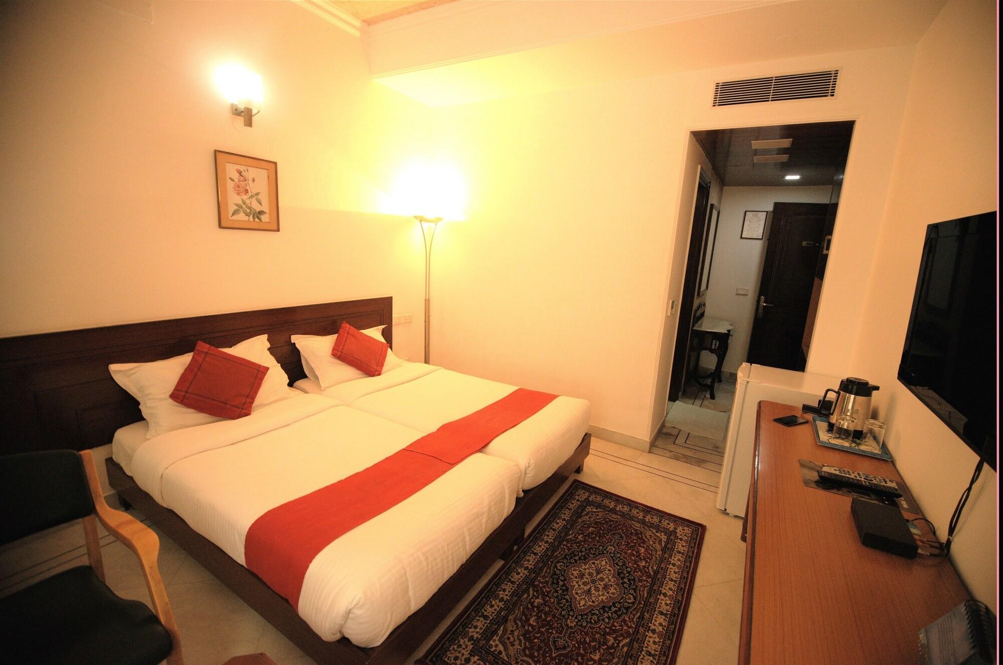 Hotel Palm Greens New Delhi Exteriör bild