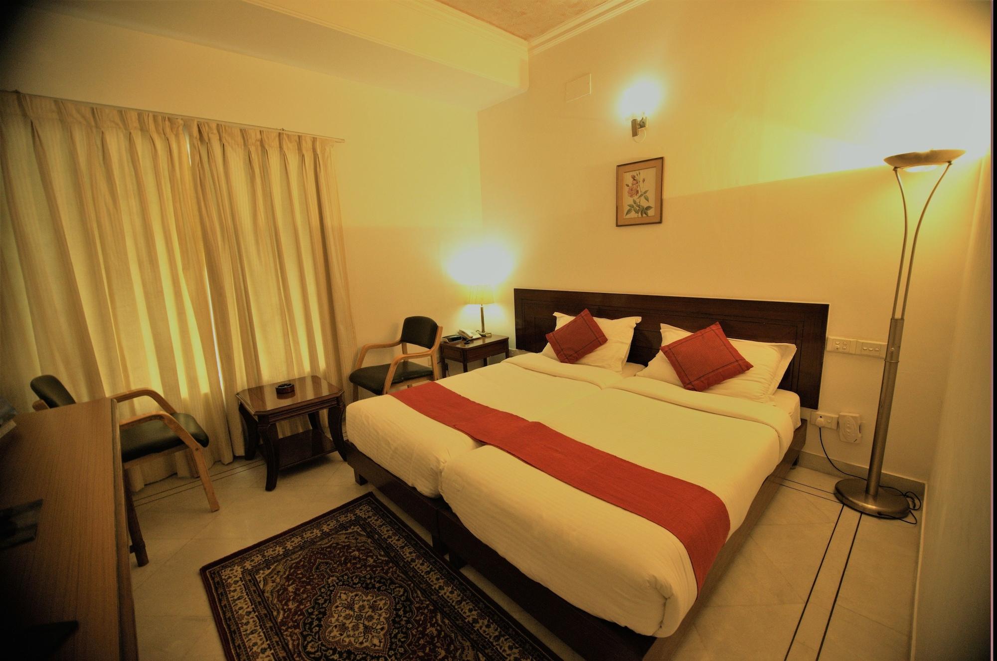 Hotel Palm Greens New Delhi Exteriör bild