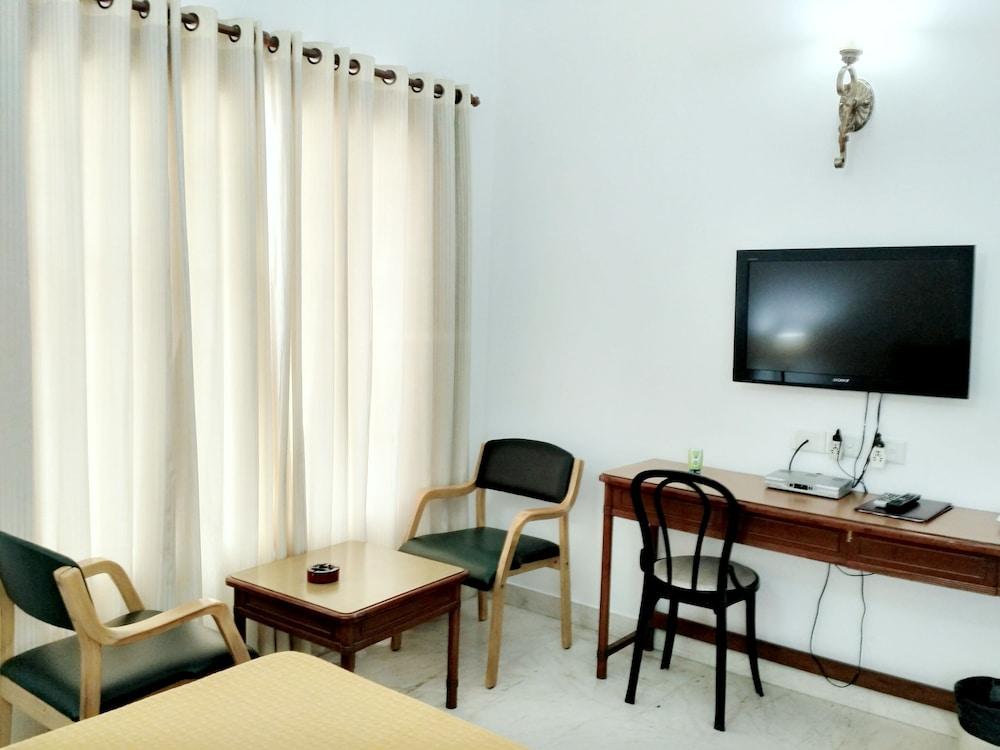 Hotel Palm Greens New Delhi Exteriör bild