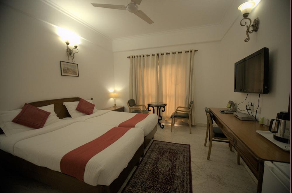 Hotel Palm Greens New Delhi Exteriör bild