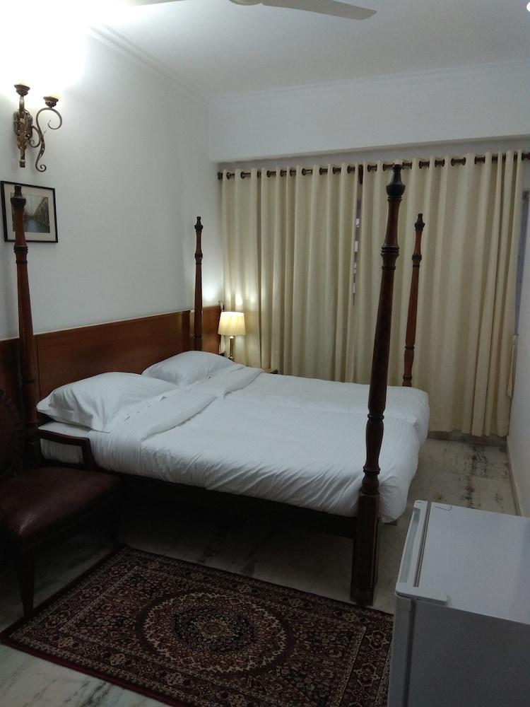 Hotel Palm Greens New Delhi Exteriör bild