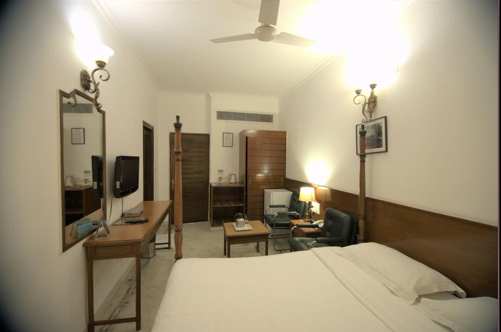 Hotel Palm Greens New Delhi Exteriör bild