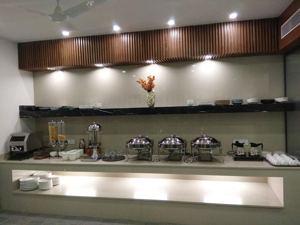 Hotel Palm Greens New Delhi Exteriör bild