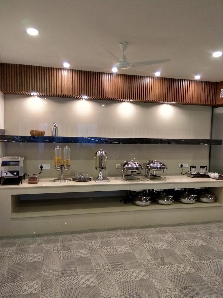 Hotel Palm Greens New Delhi Exteriör bild