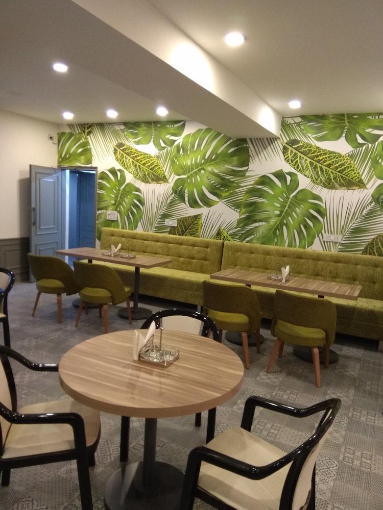 Hotel Palm Greens New Delhi Exteriör bild