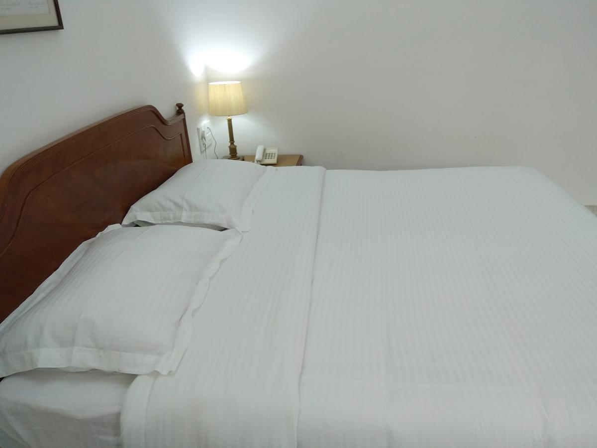Hotel Palm Greens New Delhi Exteriör bild