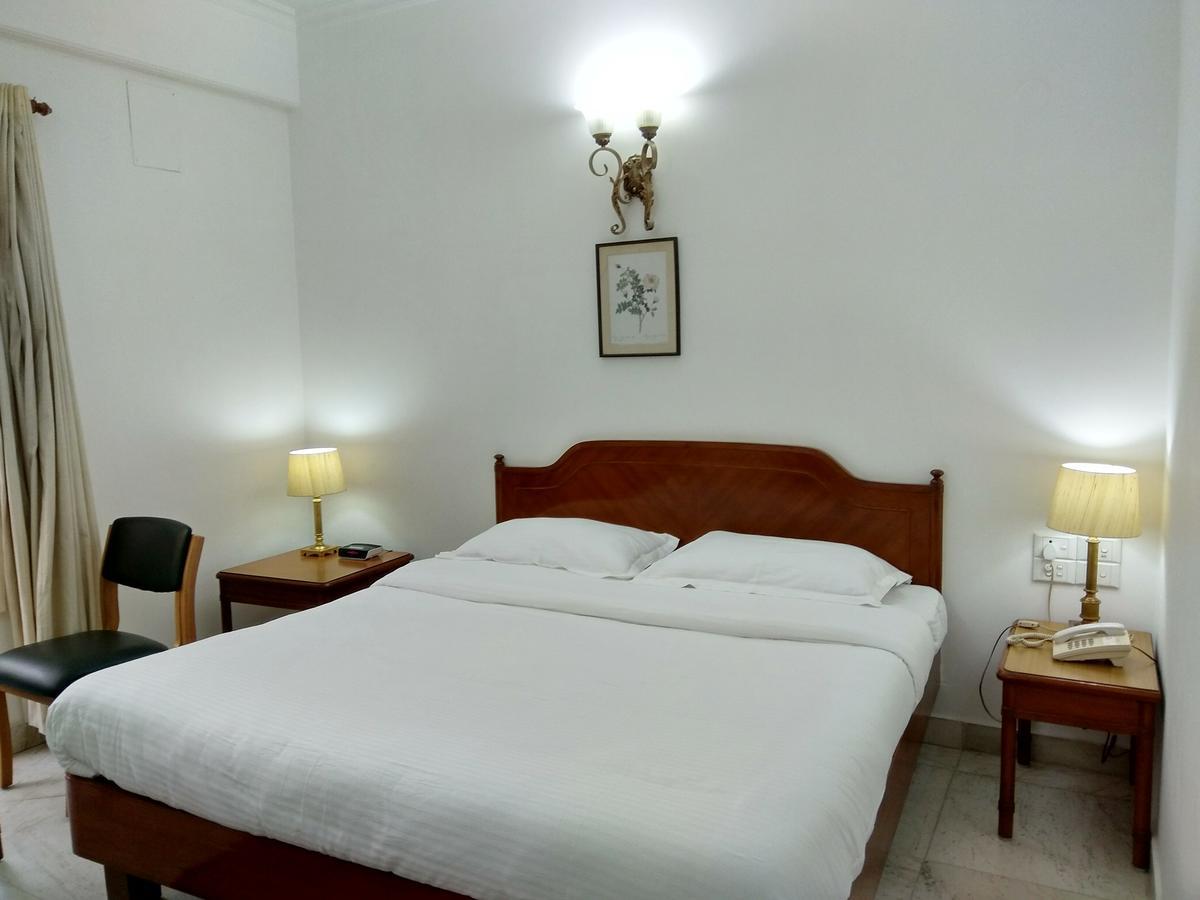 Hotel Palm Greens New Delhi Exteriör bild