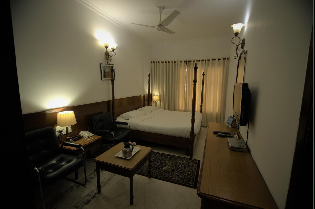 Hotel Palm Greens New Delhi Exteriör bild