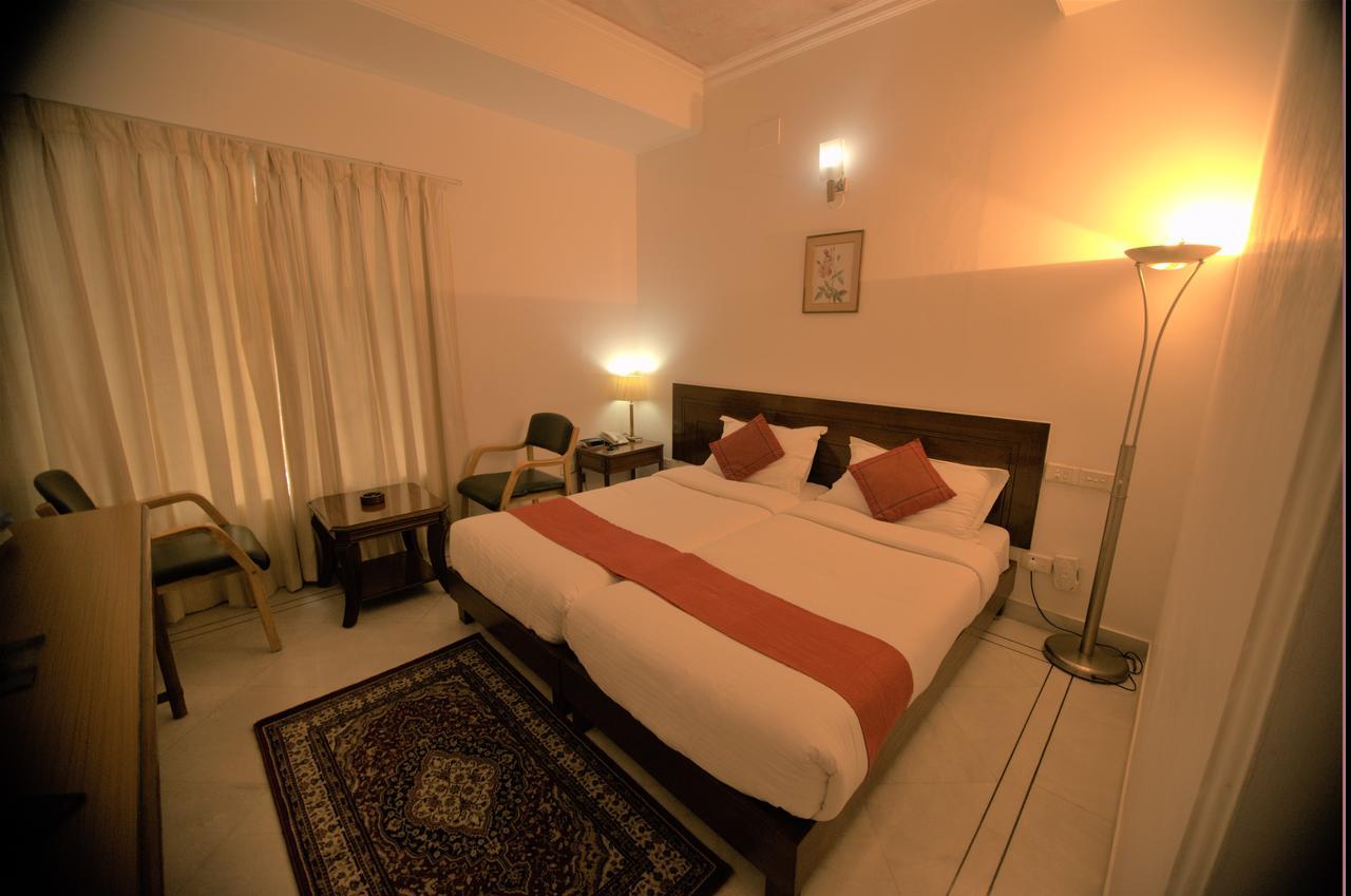 Hotel Palm Greens New Delhi Exteriör bild