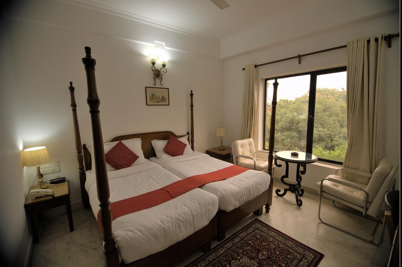 Hotel Palm Greens New Delhi Exteriör bild