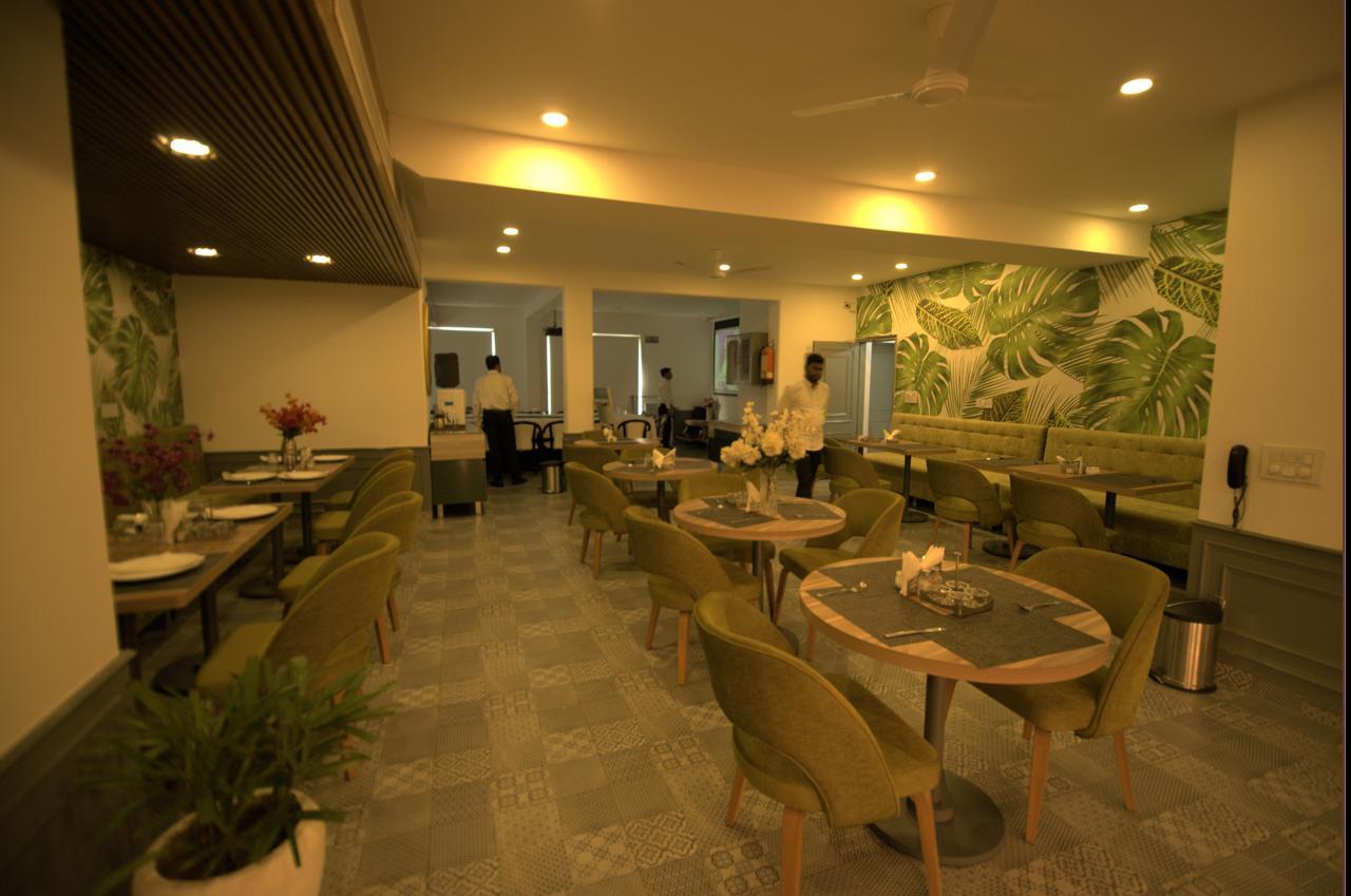 Hotel Palm Greens New Delhi Exteriör bild