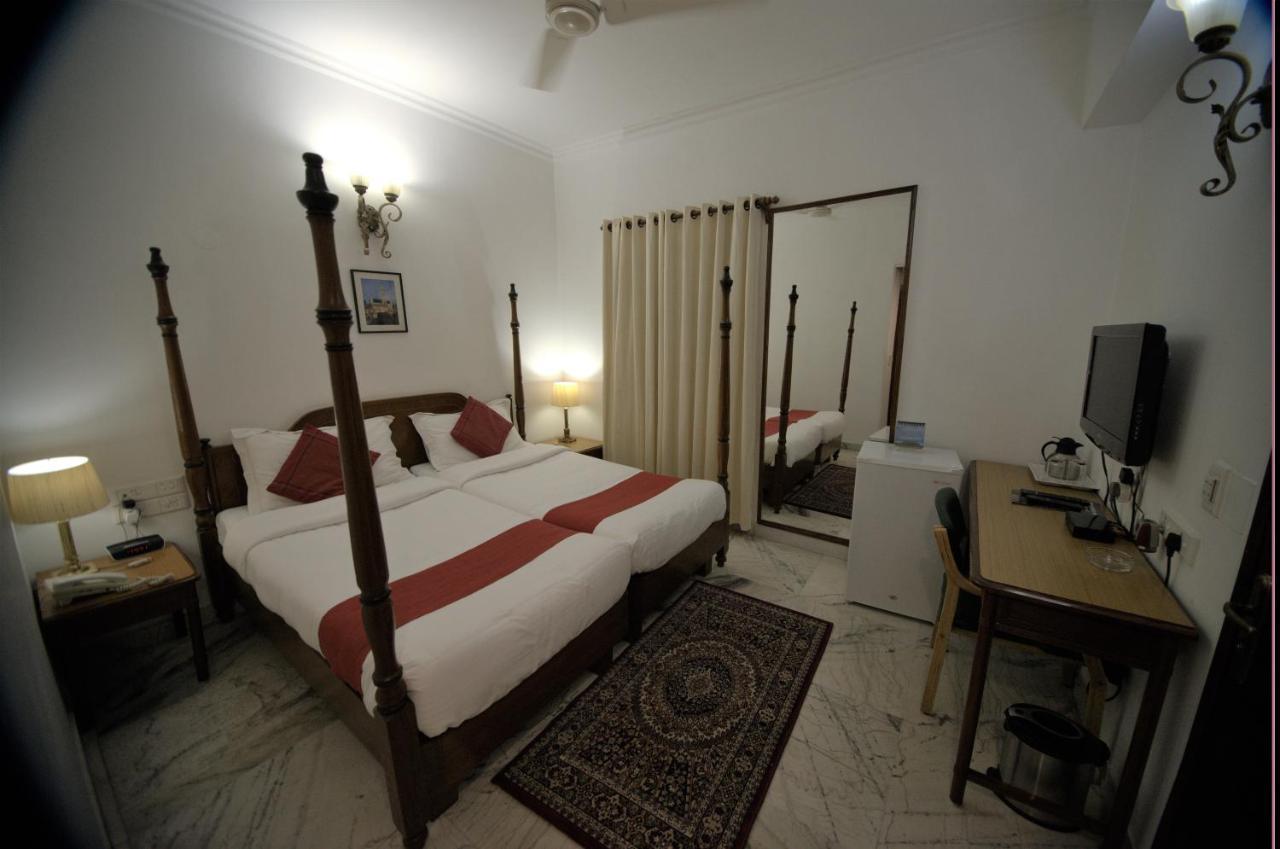 Hotel Palm Greens New Delhi Exteriör bild