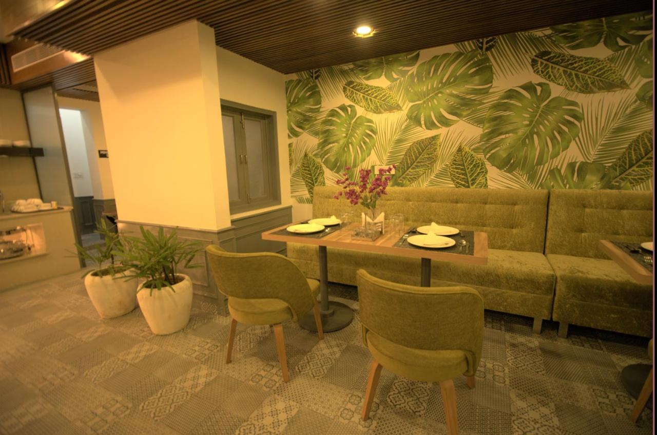 Hotel Palm Greens New Delhi Exteriör bild