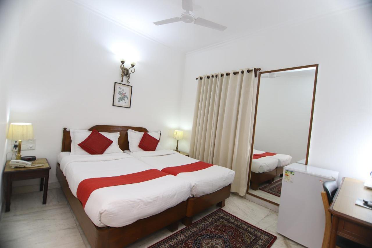 Hotel Palm Greens New Delhi Exteriör bild