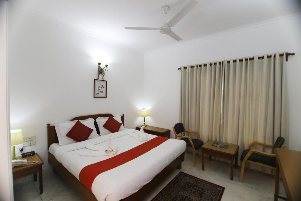 Hotel Palm Greens New Delhi Exteriör bild
