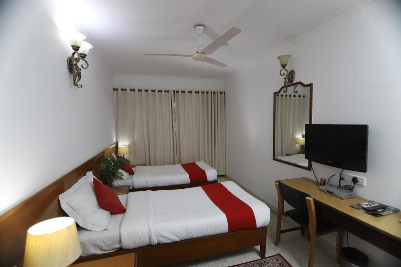 Hotel Palm Greens New Delhi Exteriör bild