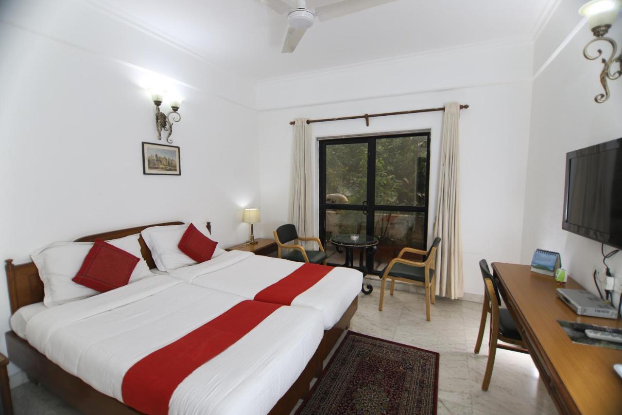 Hotel Palm Greens New Delhi Exteriör bild