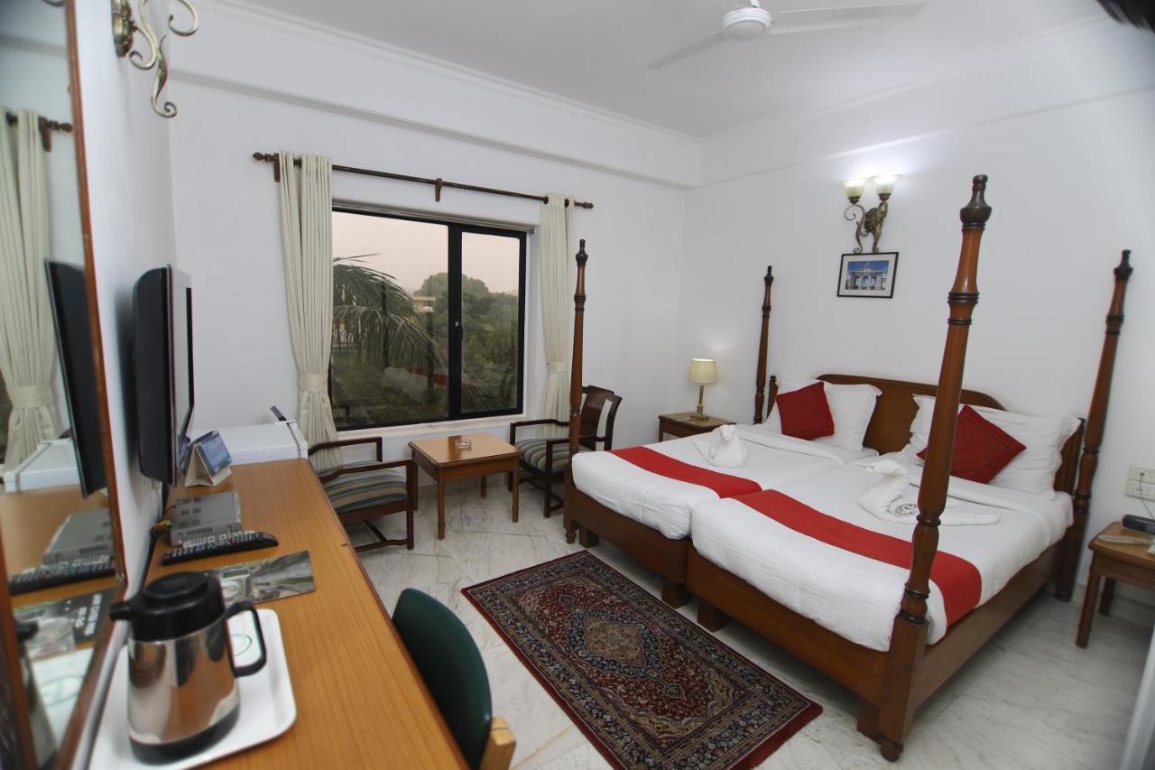 Hotel Palm Greens New Delhi Exteriör bild