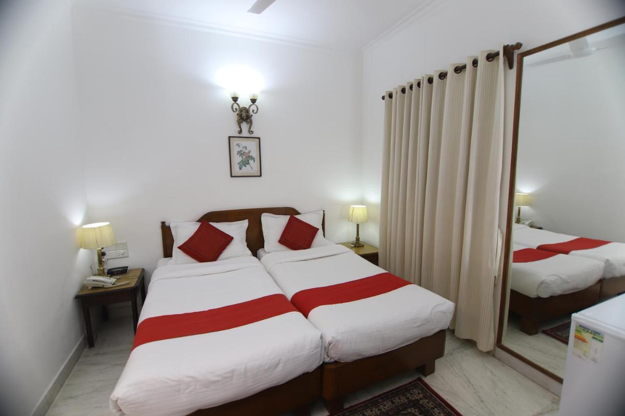 Hotel Palm Greens New Delhi Exteriör bild