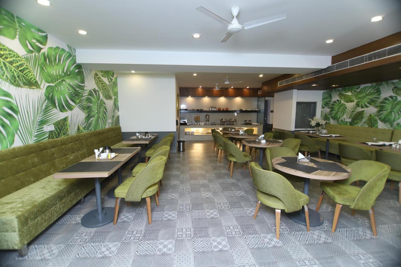 Hotel Palm Greens New Delhi Exteriör bild
