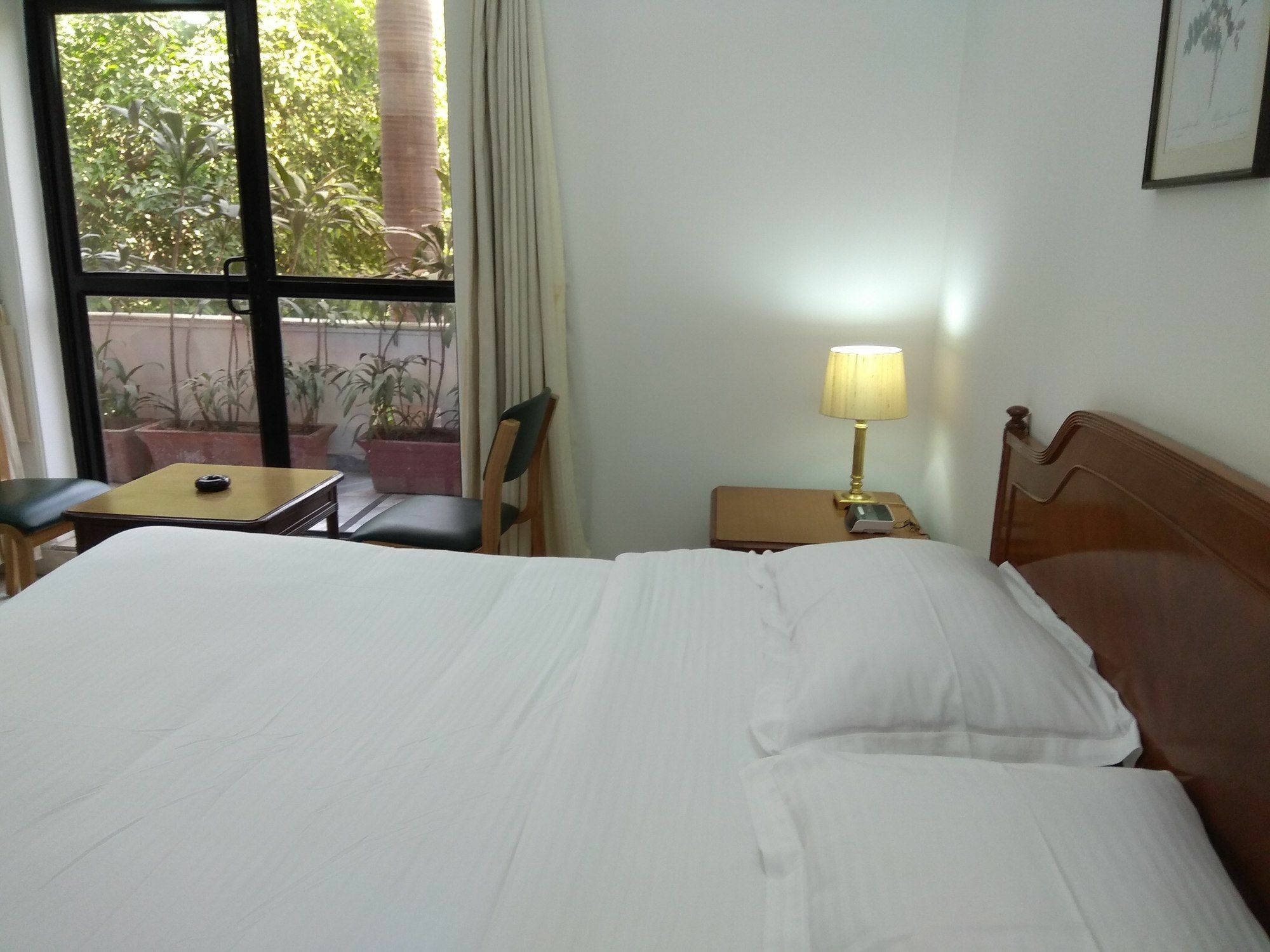 Hotel Palm Greens New Delhi Exteriör bild
